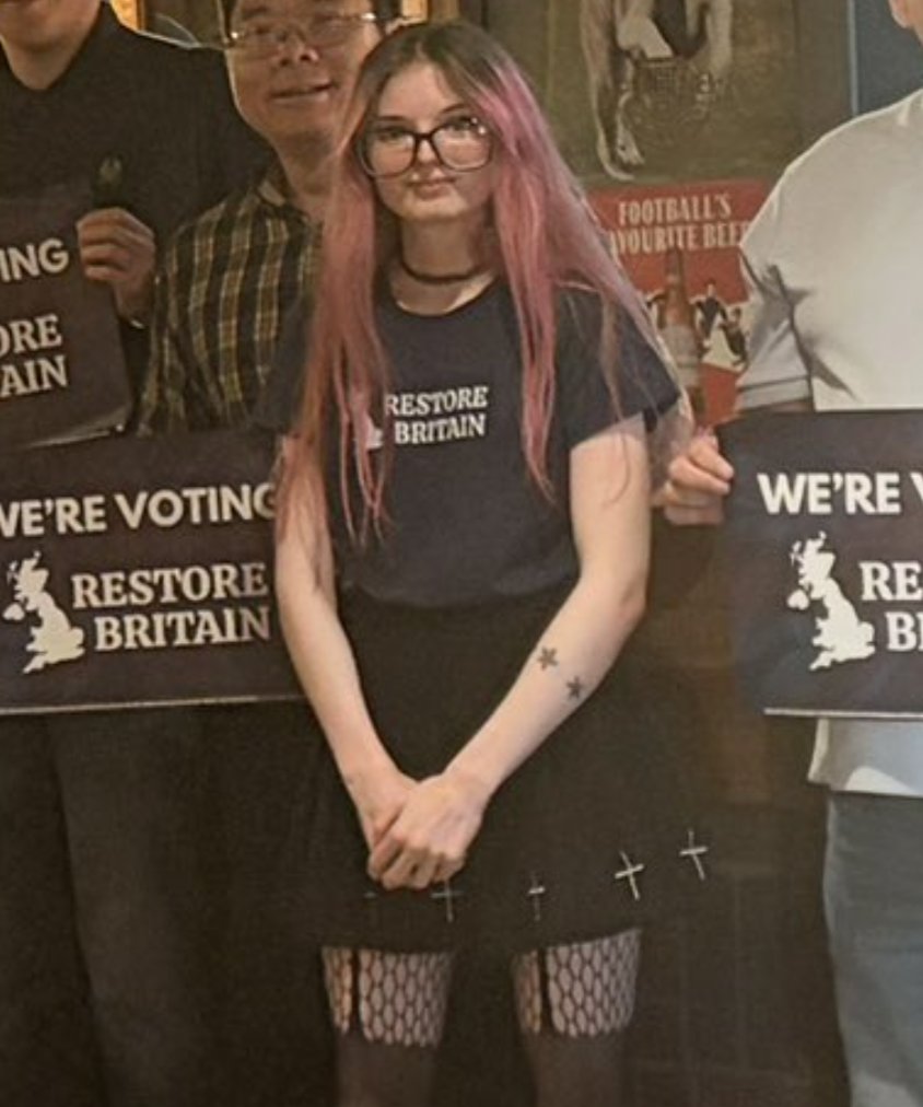 ChristianHeiens's tweet photo. She's even wearing the Amelia choker and everything. https://t.co/B1XBfaKPa6