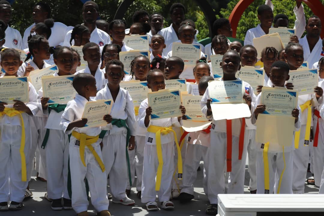 ParrainInfos's tweet photo. COMITÉ OLYMPIQUE HAÏTIEN 🏆🇭🇹

📍Invité par le Comité Olympique Haïtien, le théologien et politologue Jean-Claude Telasco a marqué sa présence par une intervention axée sur l’importance du sport et de la discipline.

Évoquant son expérience dans le karaté durant sa jeunesse.... https://t.co/qJx39zcwyK