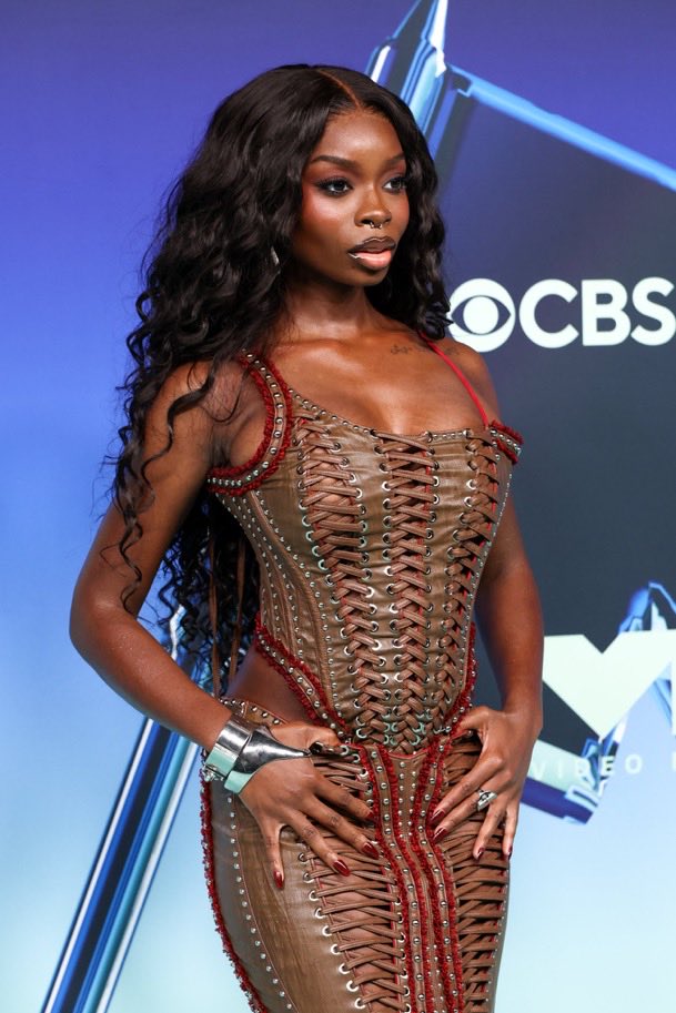 rach_6977's tweet photo. THIS IS ABSOLUTE MADNESS. 

OLANDRIA FOR THE VMAs https://t.co/GzlpfgN48N