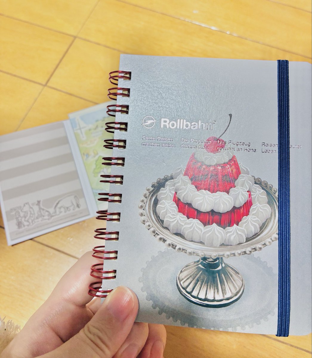 yrznike's tweet photo. ちなこれは昨日書店行く際に買ったトムジェリに出てきそうなチェリーゼリーみたいなロルバーン 私は常々反骨精神おばさんなため、ロルバーンというだけで有り難がるやつらとは住む世界が違うんだよ……と軽くキレながら買った(いつもキレてるなコイツ) https://t.co/J7SuKlRWGg