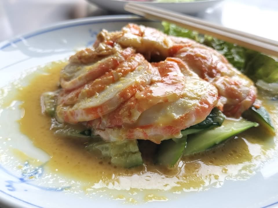 Tokyodeepchina's tweet photo. 京都の東華菜館で初めてのランチ。私は京都在住なのに恥ずかしながら東華菜館に行ったことがなかった。昭和20年開業の東華菜館は、京都の元祖ガチ中華。山東（北京）料理のお店で知られるが、今は料理よりも日本最古のエレベーターや建築のほうが有名。
　いっしょにごはんに行ったのはTDCでもおなじみの劉さん。東華菜館で！と聞いた時、一瞬、えっ！東華菜館？　私からみれば、美食家なのに、なんで東華菜館？と言う気持ちと１回行ってみたかった気持ちが入り交じった。
　劉さん曰く、「もう北京でも食べられない山東料理の味が今でも残っている」。料理を食べてみて、まさに驚愕。私は昔の山東料理の味を知らないので比べることはできないのだけれど、どれも本当に繊細で素材の味を生かし、薄味と言うより、あっさりして美味しい。
　広東料理や上海料理より日本人の口にあうんじゃないか？　それなのになぜ、東華菜館の料理の評判はイマイチだったのか？　今ではガチ中華をわかる日本人が増えてきたけれど、一昔前の日本人にとって中華料理と言えば広東料理で、食べたことも聞いたこともない山東料理の味をわからなかったのだと思う。
　今日は東華菜館の格の違いを感じさせるお料理に感動。本当にここは京都で行くべきお店。コロナ以降に生まれた新しいガチ中華とは違うガチ中華の世界を味わえた。
　最後に劉さんからの重要な情報をひとつ。日曜日に行くと、次回行くのに勇気がいるほどハズレの味にあたる確立が高いそう。