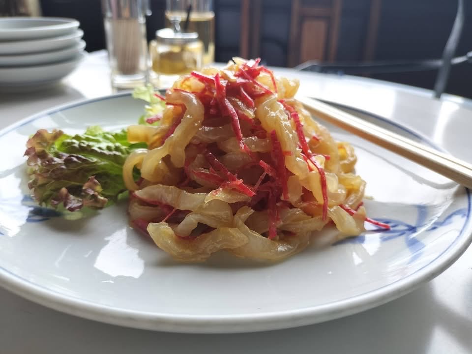 Tokyodeepchina's tweet photo. 京都の東華菜館で初めてのランチ。私は京都在住なのに恥ずかしながら東華菜館に行ったことがなかった。昭和20年開業の東華菜館は、京都の元祖ガチ中華。山東（北京）料理のお店で知られるが、今は料理よりも日本最古のエレベーターや建築のほうが有名。
　いっしょにごはんに行ったのはTDCでもおなじみの劉さん。東華菜館で！と聞いた時、一瞬、えっ！東華菜館？　私からみれば、美食家なのに、なんで東華菜館？と言う気持ちと１回行ってみたかった気持ちが入り交じった。
　劉さん曰く、「もう北京でも食べられない山東料理の味が今でも残っている」。料理を食べてみて、まさに驚愕。私は昔の山東料理の味を知らないので比べることはできないのだけれど、どれも本当に繊細で素材の味を生かし、薄味と言うより、あっさりして美味しい。
　広東料理や上海料理より日本人の口にあうんじゃないか？　それなのになぜ、東華菜館の料理の評判はイマイチだったのか？　今ではガチ中華をわかる日本人が増えてきたけれど、一昔前の日本人にとって中華料理と言えば広東料理で、食べたことも聞いたこともない山東料理の味をわからなかったのだと思う。
　今日は東華菜館の格の違いを感じさせるお料理に感動。本当にここは京都で行くべきお店。コロナ以降に生まれた新しいガチ中華とは違うガチ中華の世界を味わえた。
　最後に劉さんからの重要な情報をひとつ。日曜日に行くと、次回行くのに勇気がいるほどハズレの味にあたる確立が高いそう。