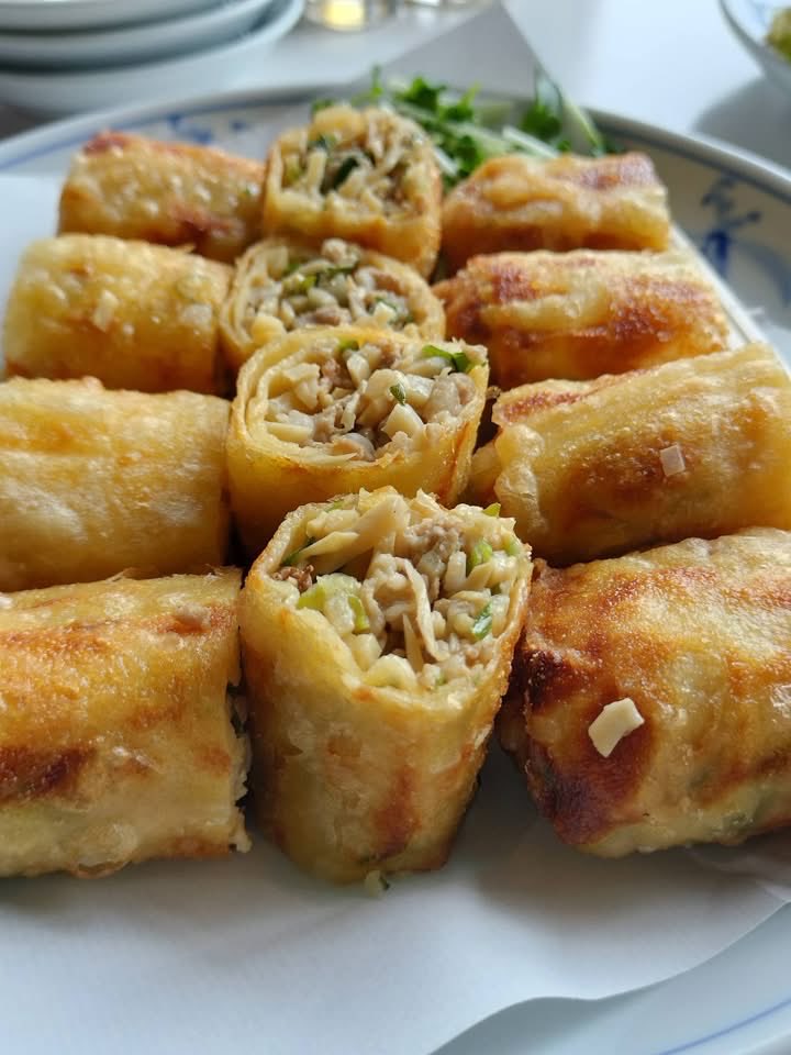 Tokyodeepchina's tweet photo. 京都の東華菜館で初めてのランチ。私は京都在住なのに恥ずかしながら東華菜館に行ったことがなかった。昭和20年開業の東華菜館は、京都の元祖ガチ中華。山東（北京）料理のお店で知られるが、今は料理よりも日本最古のエレベーターや建築のほうが有名。
　いっしょにごはんに行ったのはTDCでもおなじみの劉さん。東華菜館で！と聞いた時、一瞬、えっ！東華菜館？　私からみれば、美食家なのに、なんで東華菜館？と言う気持ちと１回行ってみたかった気持ちが入り交じった。
　劉さん曰く、「もう北京でも食べられない山東料理の味が今でも残っている」。料理を食べてみて、まさに驚愕。私は昔の山東料理の味を知らないので比べることはできないのだけれど、どれも本当に繊細で素材の味を生かし、薄味と言うより、あっさりして美味しい。
　広東料理や上海料理より日本人の口にあうんじゃないか？　それなのになぜ、東華菜館の料理の評判はイマイチだったのか？　今ではガチ中華をわかる日本人が増えてきたけれど、一昔前の日本人にとって中華料理と言えば広東料理で、食べたことも聞いたこともない山東料理の味をわからなかったのだと思う。
　今日は東華菜館の格の違いを感じさせるお料理に感動。本当にここは京都で行くべきお店。コロナ以降に生まれた新しいガチ中華とは違うガチ中華の世界を味わえた。
　最後に劉さんからの重要な情報をひとつ。日曜日に行くと、次回行くのに勇気がいるほどハズレの味にあたる確立が高いそう。