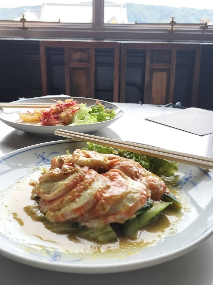 Tokyodeepchina's tweet photo. 京都の東華菜館で初めてのランチ。私は京都在住なのに恥ずかしながら東華菜館に行ったことがなかった。昭和20年開業の東華菜館は、京都の元祖ガチ中華。山東（北京）料理のお店で知られるが、今は料理よりも日本最古のエレベーターや建築のほうが有名。
　いっしょにごはんに行ったのはTDCでもおなじみの劉さん。東華菜館で！と聞いた時、一瞬、えっ！東華菜館？　私からみれば、美食家なのに、なんで東華菜館？と言う気持ちと１回行ってみたかった気持ちが入り交じった。
　劉さん曰く、「もう北京でも食べられない山東料理の味が今でも残っている」。料理を食べてみて、まさに驚愕。私は昔の山東料理の味を知らないので比べることはできないのだけれど、どれも本当に繊細で素材の味を生かし、薄味と言うより、あっさりして美味しい。
　広東料理や上海料理より日本人の口にあうんじゃないか？　それなのになぜ、東華菜館の料理の評判はイマイチだったのか？　今ではガチ中華をわかる日本人が増えてきたけれど、一昔前の日本人にとって中華料理と言えば広東料理で、食べたことも聞いたこともない山東料理の味をわからなかったのだと思う。
　今日は東華菜館の格の違いを感じさせるお料理に感動。本当にここは京都で行くべきお店。コロナ以降に生まれた新しいガチ中華とは違うガチ中華の世界を味わえた。
　最後に劉さんからの重要な情報をひとつ。日曜日に行くと、次回行くのに勇気がいるほどハズレの味にあたる確立が高いそう。