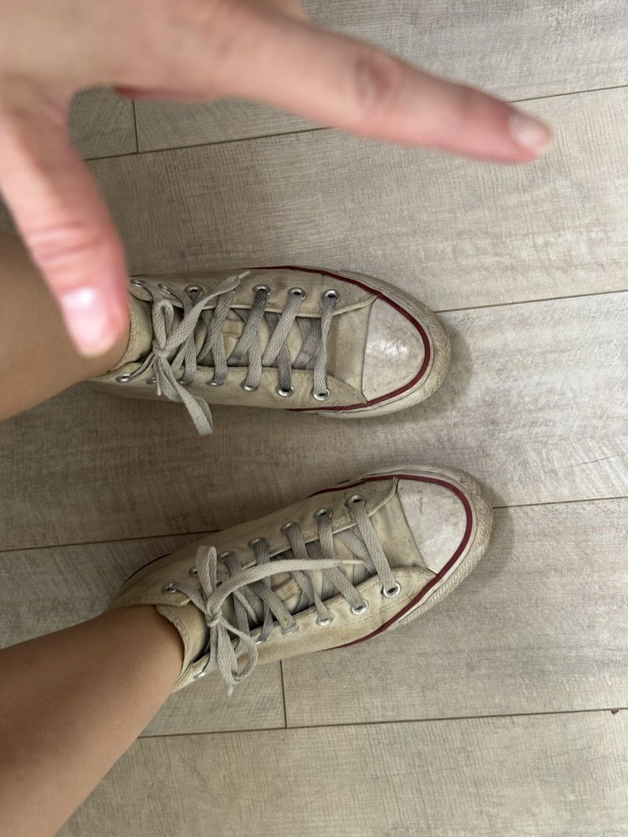 youpayraya's tweet photo. Holding up an L for you after turning you into a stain on bottom of my dirty converse 🤭

#giantess #findom https://t.co/erqzwP05HZ