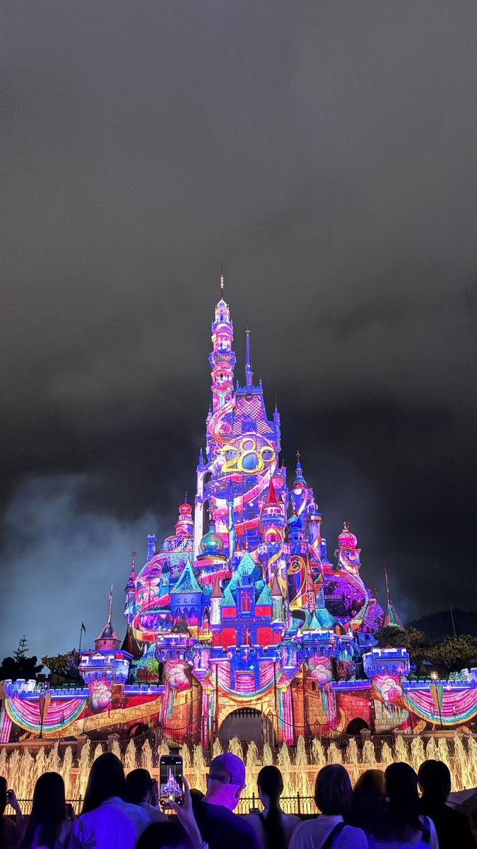 naniwa_no_D_ota's tweet photo. HKDLにて「モーメンタスこそ至高！これ以上のショーはない！」
↓
WDW初日「Happily Ever Afterこそ至高！さすがにこれ以上のショーはない！」
↓
WDW最終日「Fantasmic!こそ至高だ…今後これ以上のショーどうやって作るんだ…」←イマココ https://t.co/XjVBYm1iKL