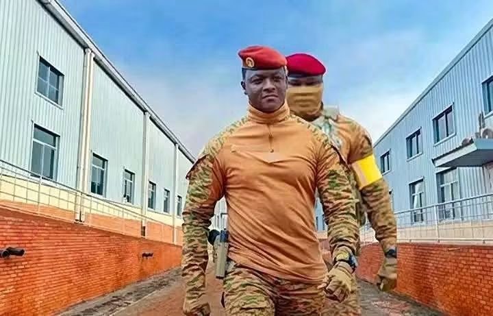 beyondB_DAG's tweet photo. Burkina Faso 🇧🇫: 🔴"If someone from the private sector feels crushed, it's because they were dining with politicians" 
Captain Ibrahim Traoré https://t.co/uoD6tVm0vk