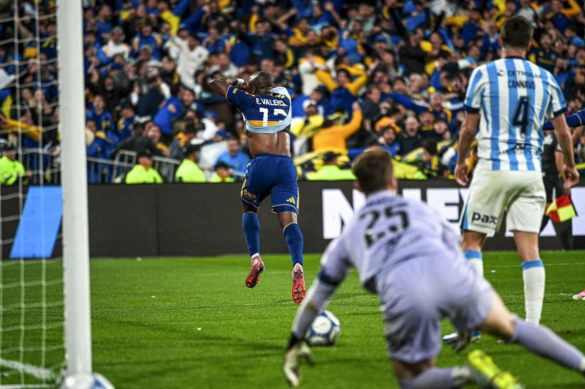 2010MisterChip's tweet photo. RAC 2-3 BOC (FT) - Histórica remontada de Boca (de 2-0 a 2-3) con 3 goles de cabeza de Enner Valencia en 23 minutos.

Último hat-trick tan rápido en la Copa Argentina:
🇦🇷 Jonathan Herrera (Talleres 3-3 Deportivo Armenio, 2025) - en 5 minutos: 50', 53' y 55'

Últimos jugadores con 3 goles de cabeza en el fútbol argentino:
🇪🇨 ENNER VALENCIA (Racing 2-3 Boca, Copa Argentina 2026)
🇨🇴 Miguel Borja (River 5-0 Vélez, Copa de la Liga 2024)
🇦🇷 Marco Rubén (Colón 1-4 Rosario Central, Liga Profesional 2021)