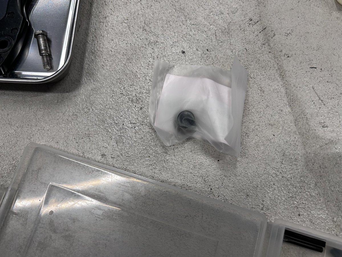 Garage_keke_san's tweet photo. 先週末の青NS-1の作業
フロントブレーキ周辺組立
マスター組立しようとしたらOH用のピストンが太くて合わない
ワッシャーも使わないと組めない
これNSR50/NS-1系の部品じゃない？
サビ除去とゴムブーツは新品にして洗浄組付で戻す
#バイク
#ホンダ
#NS-1
#NS1
#2スト
#レストア
#MH80
#レストモッド https://t.co/qfVqLcMIHZ
