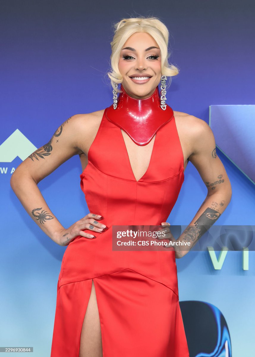 acervopopdiva's tweet photo. @PopCrave Lisa and Pabllo Vittar in RED on #VMAs https://t.co/ofGqmmGp71