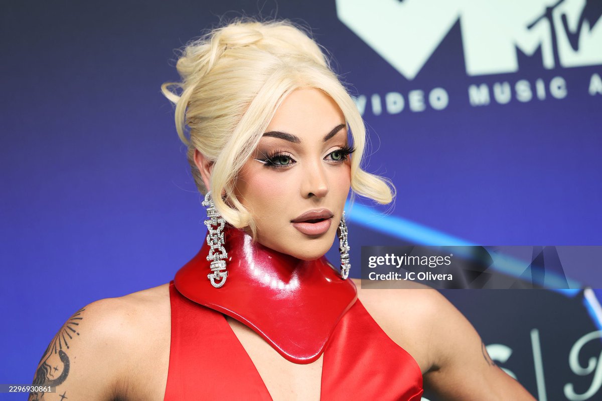 acervopopdiva's tweet photo. @PopCrave Lisa and Pabllo Vittar in RED on #VMAs https://t.co/ofGqmmGp71