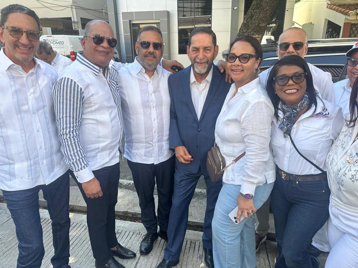 eligiojaquez's tweet photo. Tengo razones de sentirme feliz luego de que en la mañana de hoy participara en un entusiasta acto político en el Club San Carlos, a casa llena de gente del país y del exterior, apoyando nuestra decisión de trabajar para que Carolina Mejía corone como la 1ra mujer Pta del país. https://t.co/P7cxhdNs37