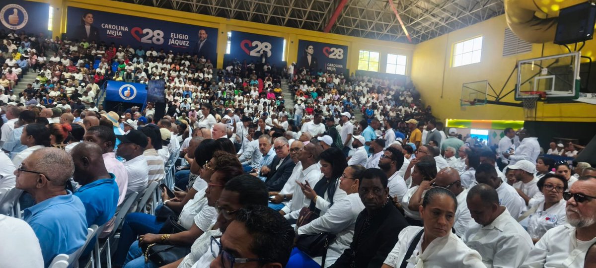 eligiojaquez's tweet photo. Tengo razones de sentirme feliz luego de que en la mañana de hoy participara en un entusiasta acto político en el Club San Carlos, a casa llena de gente del país y del exterior, apoyando nuestra decisión de trabajar para que Carolina Mejía corone como la 1ra mujer Pta del país. https://t.co/P7cxhdNs37