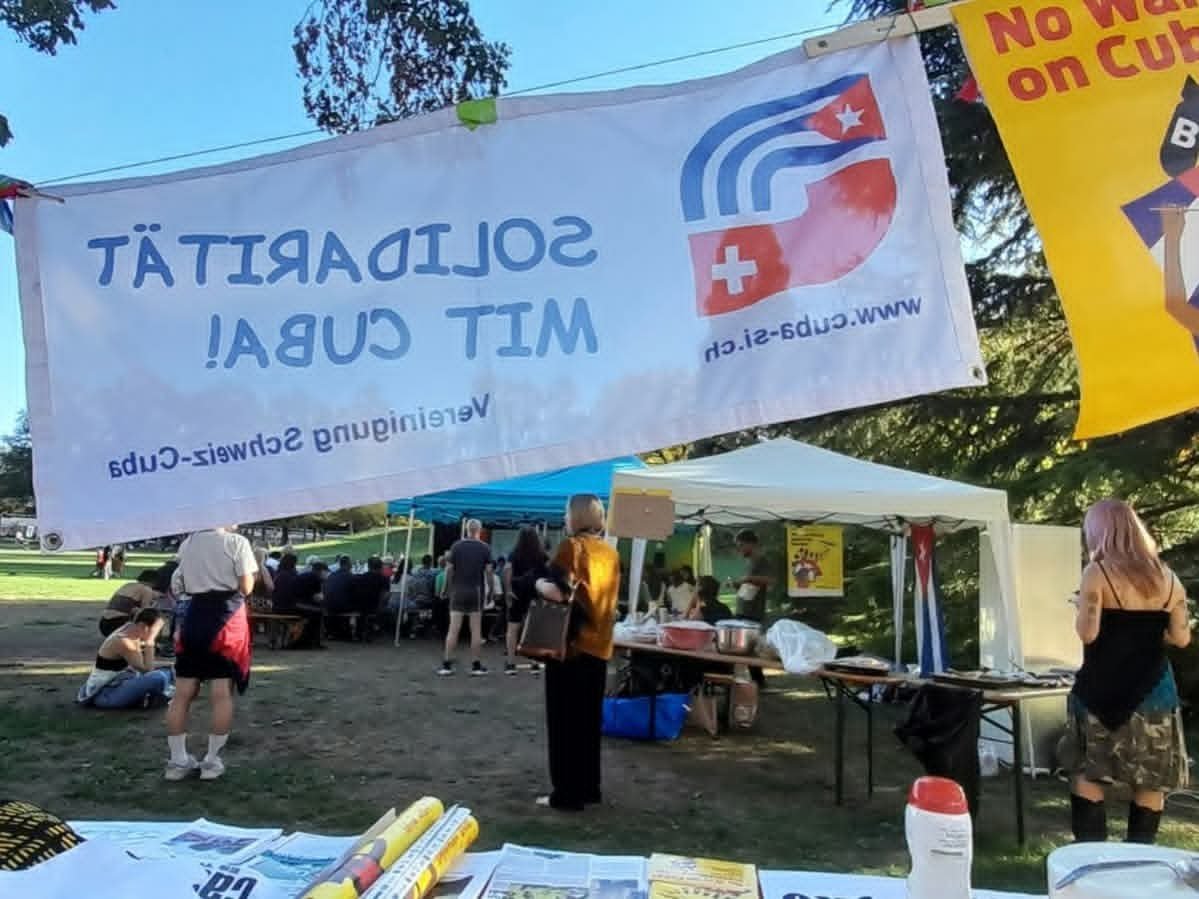 MallulyDiaz's tweet photo. 🇨🇭✊🇨🇺 BASILEA: FIESTA DE SOLIDARIDAD CON CUBA

Se realizó en Basilea una fiesta de solidaridad con #Cuba, con la participación de la Asociación #Suiza-Cuba y la exhibición de carteles bajo el lema “No War on Cuba”. 🇨🇭🇨🇺

#CubaNoEsUnaAmenza el Bloqueo sí https://t.co/lfvJ3cyq6Q