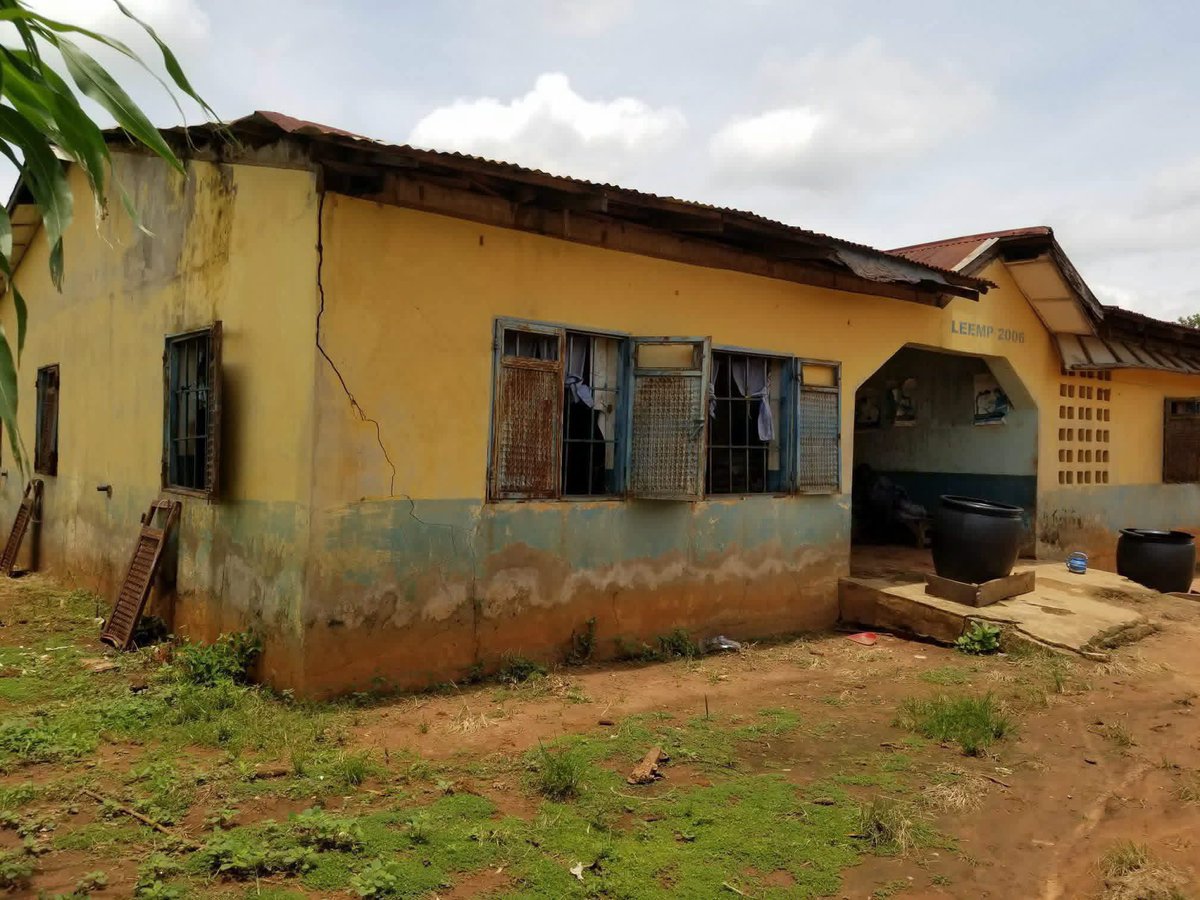 Ibnwalee's tweet photo. Healthcare centre in Kusogi, Bokani Ward, Mokwa LGA, Niger State.

This is the reality my people are living on ground. https://t.co/BYQbZLhW28