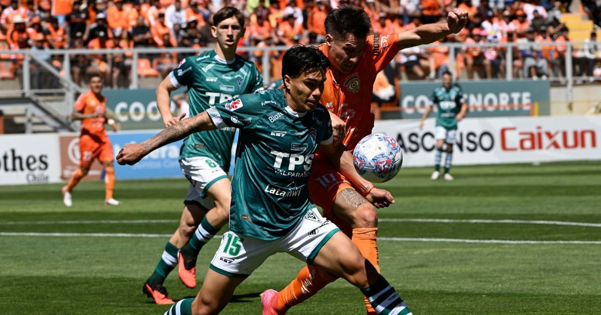 Caturroscl's tweet photo. Martín Villarroel arriesga sanción en la ANFP. Tras no saberse si Véjar lo informará, el Tribunal podría actuar de oficio o Cobreloa denunciar. Con el antecedente de 2 fechas a Correa por un gesto obsceno, resta ver si se usará el mismo criterio en Primera B. 🗞️@alairelibrecl https://t.co/gqX3DVMyPU