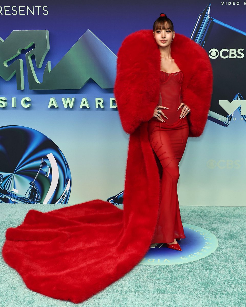 21metgala's tweet photo. LISA attends the 2026 MTV Video Music Awards. https://t.co/nousxE94hU