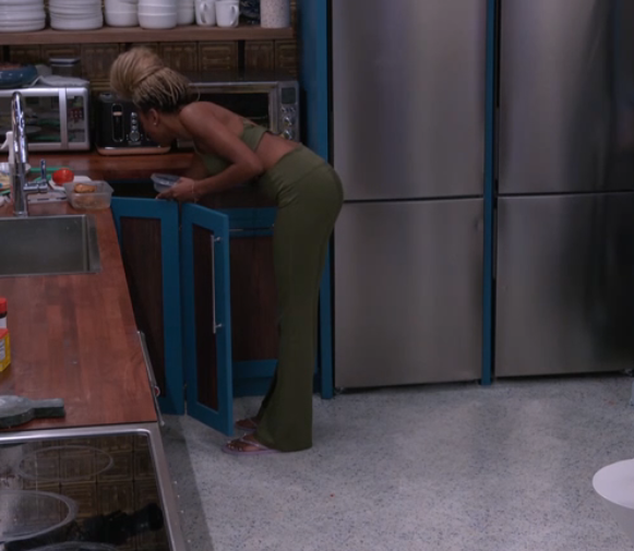 JokersBBUpdates's tweet photo. Posted 3:29pm: Taylor up and in the kitchen.  #BB28 #BBLF https://t.co/sTEAHIsS64