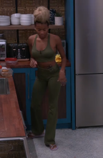 JokersBBUpdates's tweet photo. Posted 3:29pm: Taylor up and in the kitchen.  #BB28 #BBLF https://t.co/sTEAHIsS64