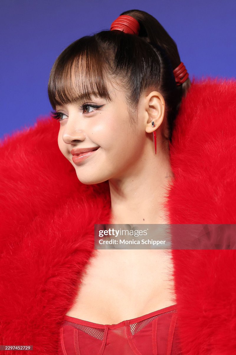 PopCulture2000s's tweet photo. LISA at the vmas. https://t.co/AwNPk67S0j