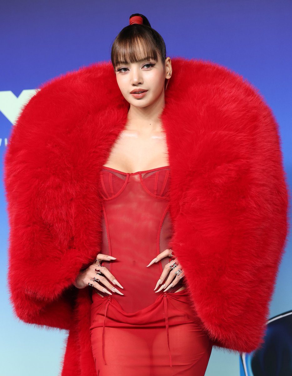 PopCulture2000s's tweet photo. LISA at the vmas. https://t.co/AwNPk67S0j