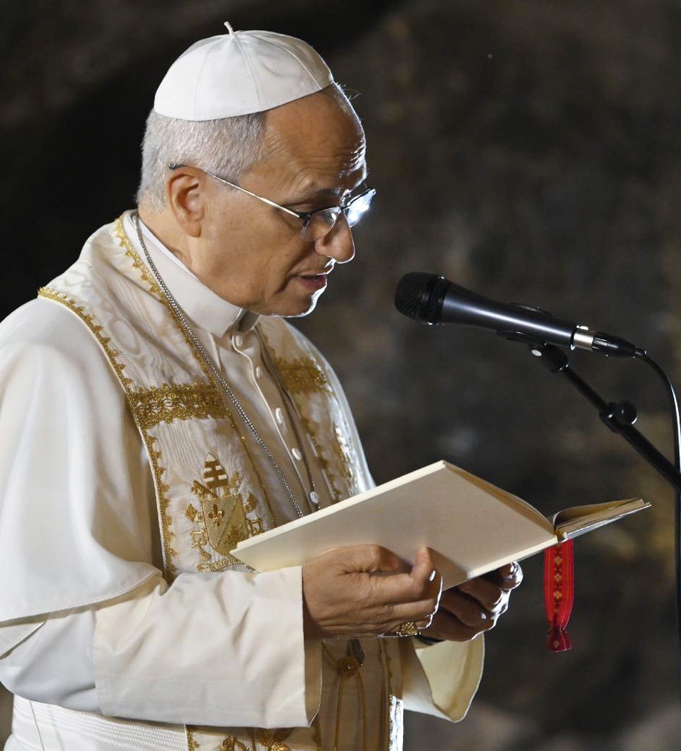 Pildorasdefe's tweet photo. ¡EL PAPA LO TUVO QUE DECIR! 📣
¿Puede una ley que quita la vida ser moralmente buena?

Hoy en Lourdes, ante enfermos y la república de Francia que acaba de legalizar la eutanasia, el Papa León XIV dijo algo que nadie se atrevió a decir.

"Provocar la muerte de los enfermos no es compasión y que sea legal no lo hace moral".

"Es imposible considerar la eutanasia y el suicidio asistido como algo normal en una sociedad".

Lo dijo frente a los frágiles que el mundo esconde. Frente a María Garance, la niña discapacitada del traje azul de ayer.

Ahí recordó que la dignidad de persona es inalienable y no depende de su salud. ¡Cada vida cuenta!

La compasión verdadera no mata, acompaña.

🙌