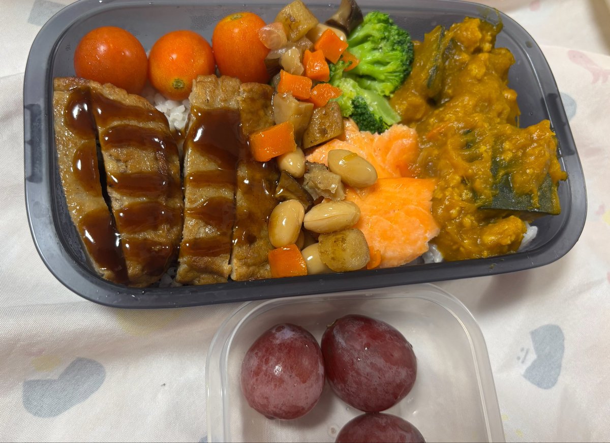 nyxqf447's tweet photo. #お弁当　デザートは、長野のクイーンニーナ。カボチャの挽肉煮。五目豆、庭のミニトマト。卵焼き作ろうと思ったら入れるところなくてやめた。今週も天気悪いけど、普通の暮らしが送れることに感謝して、頑張ります https://t.co/6spWtKuLHU