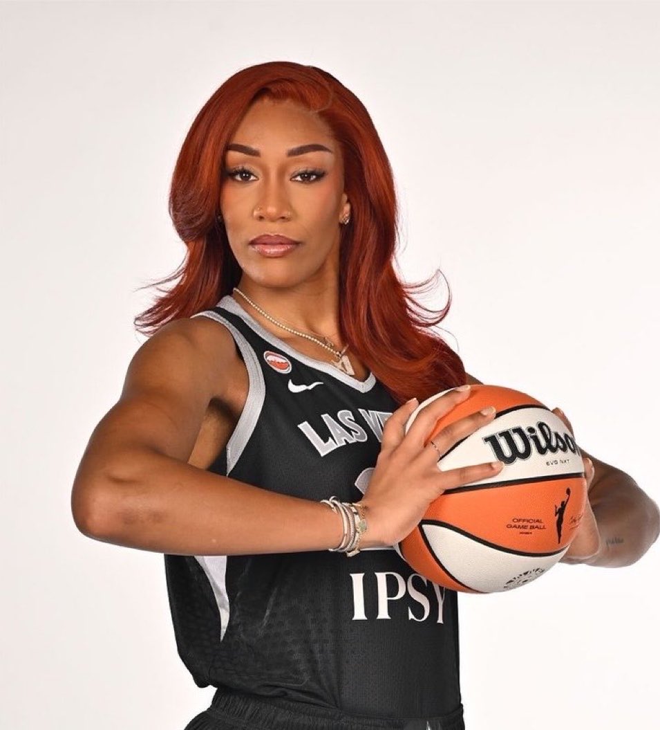 TheHoopCentral's tweet photo. A’JA WILSON TODAY:

38 POINTS
16 REBOUNDS 
4 BLOCKS
2 STEALS
2 ASSISTS 
15/19 FGM
2/2 3PM
+29 +/-
35 MINUTES 

PURE DOMINANCE. 🔥🔥🔥🔥 https://t.co/vM7D8RTUFq