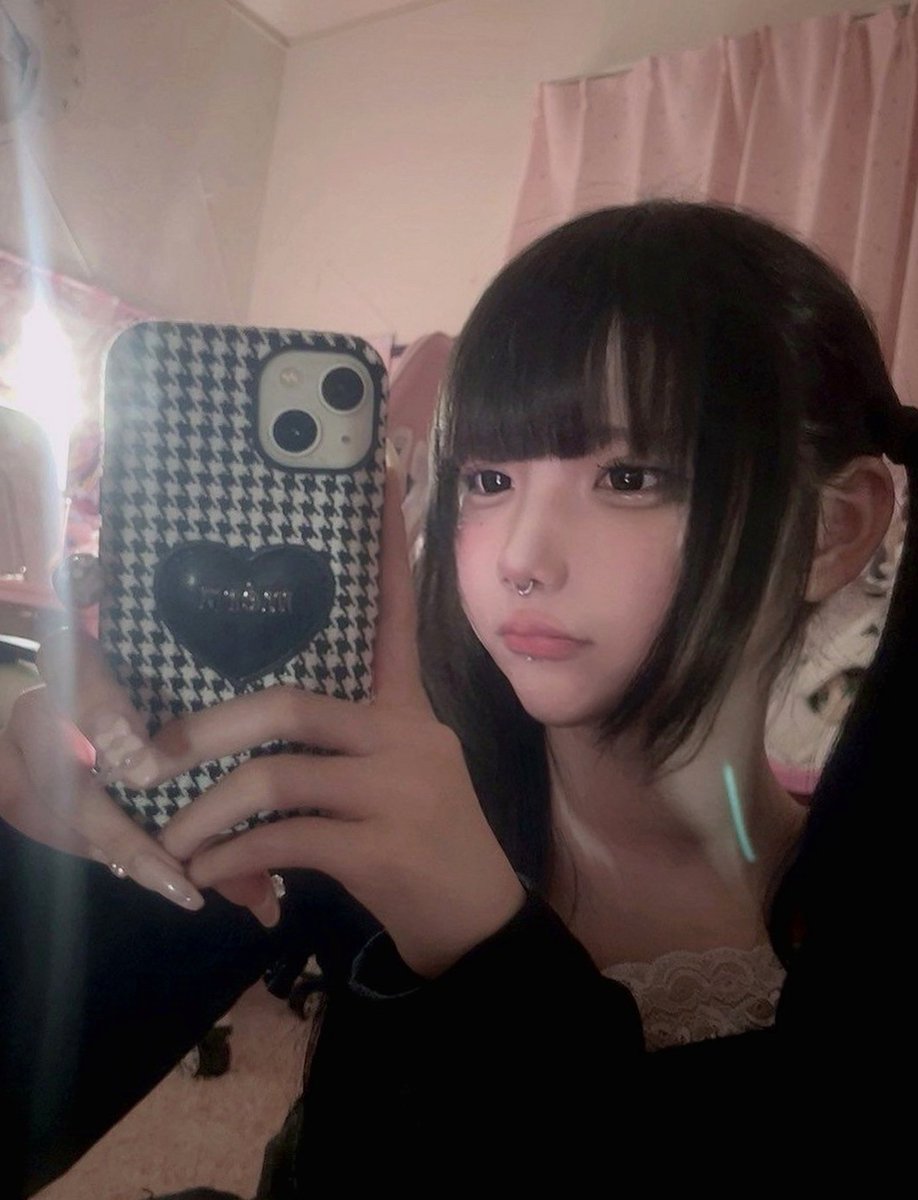EstherMillji's tweet photo. 影に隠れがちな私の可憐さ🖤って誰か気づいた？ https://t.co/7TU8Rz3f7U