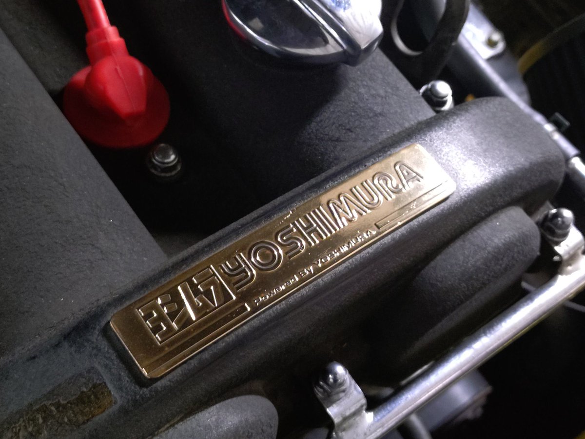 UeshimaM's tweet photo. 【のせくんのヨシムラMCL.ロードスターは、マニア垂涎のロードスターとして光り輝く】

会津ののせくん（@ae853au ）のヨシムラMCL.ロードスター

昨日研ぎ直しをしてその後郡山駅まで送って貰ったんですけどね。

コレ、「世界に現存5台？」というヨシムラでのコンプリートチューニングエンジンを載せたNA6なんです。

1989年〜1992年に僅か14〜5台販売されたなかの生き残り。

のせくんとHANGZOくんの手で丁寧にオーバーホールされ、LINKフルコン制御。セッティングは京都の名人インパクト！さん。

脚はウチの特注エナペタル。

おそらく現存するヨシムラMCL.ロードスターのなかで、世界一完調な車輌です。

まるでバイクのようなキメ細かい良質なサウンドと天井知らずの吹け上がり。

強くて優しい頼もしいサスの動き。

のせくんの徹底的な整備。

それが相まって、『助手席ですら快楽に溺れる】という仕上がり。

気持ち良過ぎて意識が飛びます。

何度もハンドルも握らせて貰ってますが、このレベルの【快楽NA6ロードスター】は他には無いです。マジで無いです。

35年以上前にこの仕様のエンジンを作ったヨシムラは凄い

このエンジンの魅力を出し切ったインパクト！（@impact55 ）さんのセッティングは凄い

この希少な車輌をしっかり維持管理しているのせくんは凄い

（こんなロードスターが居る事を、NA6ロードスターはココまでになるという事を皆さんにも知って欲しいな）と、

おじさんは心から想うんです。

のせくん本当にありがとうございます。そのエンジンの元オーナーとしても最大限の感謝を伝えたいです。

#オヤジの自分語り 
#ヨシムラ
#ヨシムラMCLロードスター