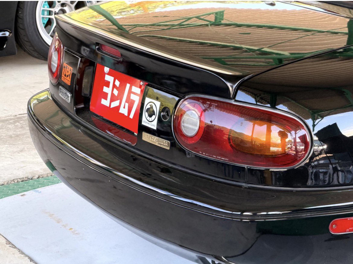 UeshimaM's tweet photo. 【のせくんのヨシムラMCL.ロードスターは、マニア垂涎のロードスターとして光り輝く】

会津ののせくん（@ae853au ）のヨシムラMCL.ロードスター

昨日研ぎ直しをしてその後郡山駅まで送って貰ったんですけどね。

コレ、「世界に現存5台？」というヨシムラでのコンプリートチューニングエンジンを載せたNA6なんです。

1989年〜1992年に僅か14〜5台販売されたなかの生き残り。

のせくんとHANGZOくんの手で丁寧にオーバーホールされ、LINKフルコン制御。セッティングは京都の名人インパクト！さん。

脚はウチの特注エナペタル。

おそらく現存するヨシムラMCL.ロードスターのなかで、世界一完調な車輌です。

まるでバイクのようなキメ細かい良質なサウンドと天井知らずの吹け上がり。

強くて優しい頼もしいサスの動き。

のせくんの徹底的な整備。

それが相まって、『助手席ですら快楽に溺れる】という仕上がり。

気持ち良過ぎて意識が飛びます。

何度もハンドルも握らせて貰ってますが、このレベルの【快楽NA6ロードスター】は他には無いです。マジで無いです。

35年以上前にこの仕様のエンジンを作ったヨシムラは凄い

このエンジンの魅力を出し切ったインパクト！（@impact55 ）さんのセッティングは凄い

この希少な車輌をしっかり維持管理しているのせくんは凄い

（こんなロードスターが居る事を、NA6ロードスターはココまでになるという事を皆さんにも知って欲しいな）と、

おじさんは心から想うんです。

のせくん本当にありがとうございます。そのエンジンの元オーナーとしても最大限の感謝を伝えたいです。

#オヤジの自分語り 
#ヨシムラ
#ヨシムラMCLロードスター