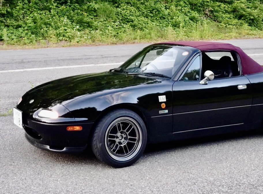 UeshimaM's tweet photo. 【のせくんのヨシムラMCL.ロードスターは、マニア垂涎のロードスターとして光り輝く】

会津ののせくん（@ae853au ）のヨシムラMCL.ロードスター

昨日研ぎ直しをしてその後郡山駅まで送って貰ったんですけどね。

コレ、「世界に現存5台？」というヨシムラでのコンプリートチューニングエンジンを載せたNA6なんです。

1989年〜1992年に僅か14〜5台販売されたなかの生き残り。

のせくんとHANGZOくんの手で丁寧にオーバーホールされ、LINKフルコン制御。セッティングは京都の名人インパクト！さん。

脚はウチの特注エナペタル。

おそらく現存するヨシムラMCL.ロードスターのなかで、世界一完調な車輌です。

まるでバイクのようなキメ細かい良質なサウンドと天井知らずの吹け上がり。

強くて優しい頼もしいサスの動き。

のせくんの徹底的な整備。

それが相まって、『助手席ですら快楽に溺れる】という仕上がり。

気持ち良過ぎて意識が飛びます。

何度もハンドルも握らせて貰ってますが、このレベルの【快楽NA6ロードスター】は他には無いです。マジで無いです。

35年以上前にこの仕様のエンジンを作ったヨシムラは凄い

このエンジンの魅力を出し切ったインパクト！（@impact55 ）さんのセッティングは凄い

この希少な車輌をしっかり維持管理しているのせくんは凄い

（こんなロードスターが居る事を、NA6ロードスターはココまでになるという事を皆さんにも知って欲しいな）と、

おじさんは心から想うんです。

のせくん本当にありがとうございます。そのエンジンの元オーナーとしても最大限の感謝を伝えたいです。

#オヤジの自分語り 
#ヨシムラ
#ヨシムラMCLロードスター