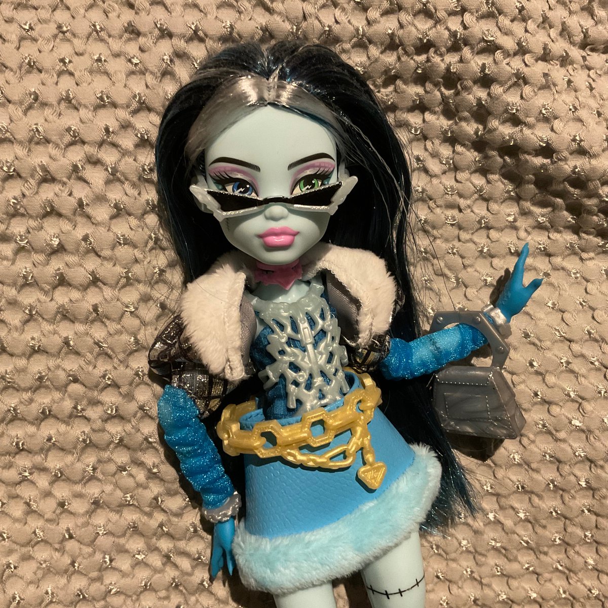 steffmorganzzi's tweet photo. Doll so good that not even having poly hair, a pleather skirt and shitty rubbery hands could stop them https://t.co/qYQmpasXpu