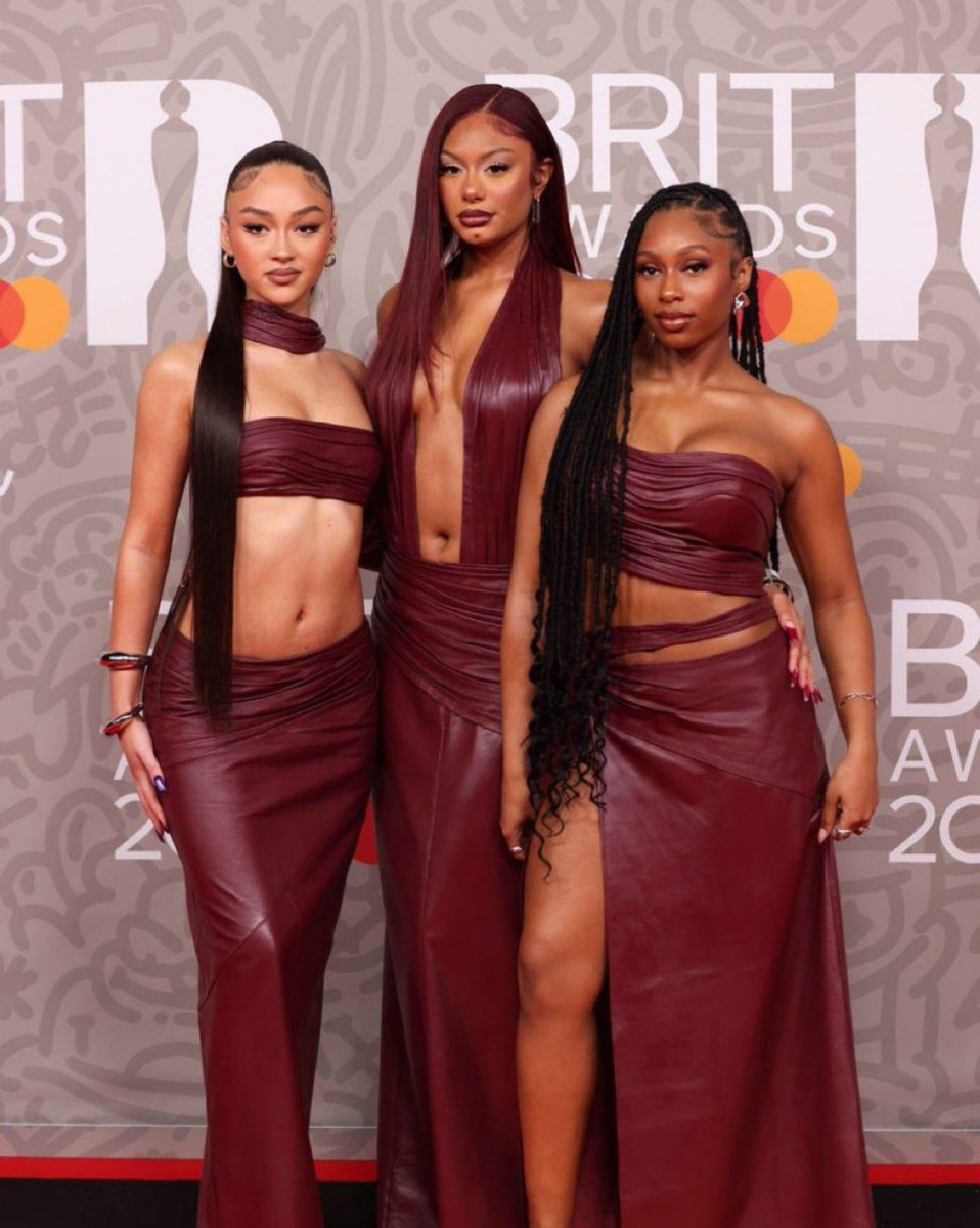 blkwatcher's tweet photo. the category is: FLO's best award show looks. https://t.co/qNRbcNr2yq