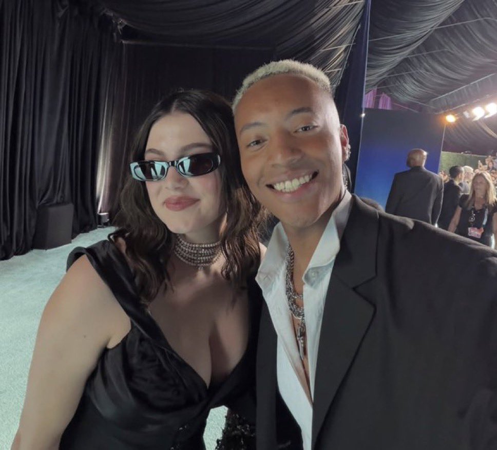 offcampusbra's tweet photo. 📸| O SORRISINHO! Nova foto de Ella Bright no #VMAs hoje (27). 

— asantemadrigal via Instagram. https://t.co/XlsZw2hE1s