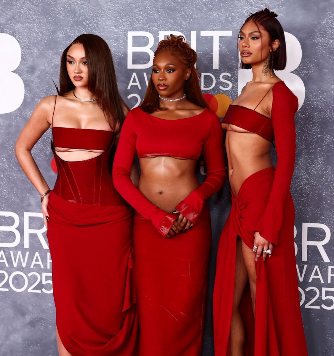 blkwatcher's tweet photo. the category is: FLO's best award show looks. https://t.co/qNRbcNr2yq