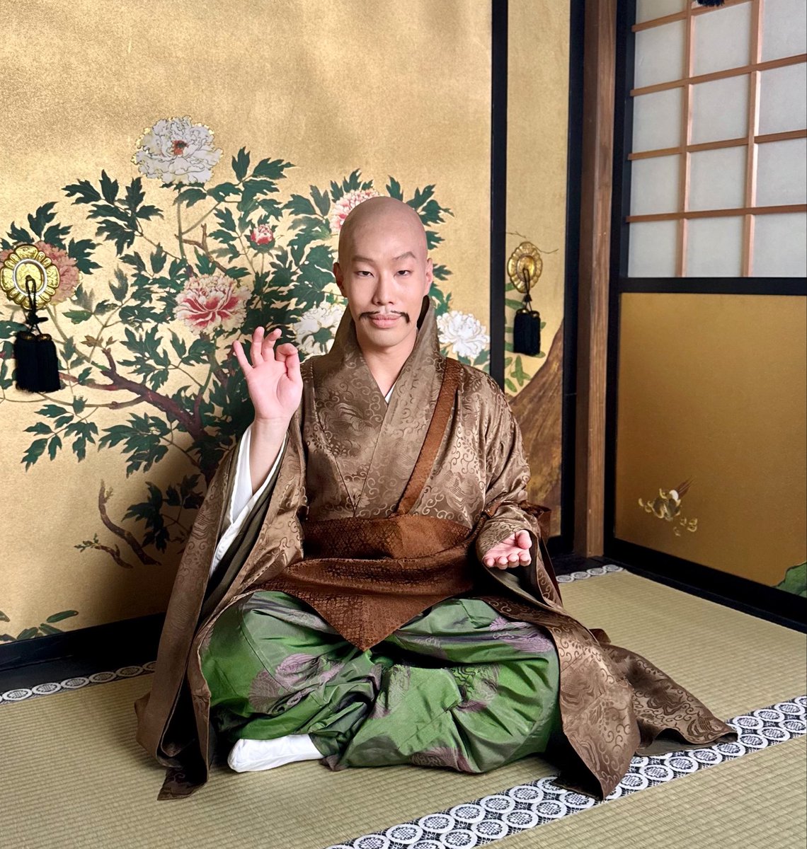 RyotaroSakaguTw's tweet photo. 磐覚さまの「ひとり阿修羅」や「ぶちギレ金剛力士」にも気づいていただき嬉しいです。
ちなみに一番初めは「弥勒如来坐像」のお姿です。両脇に控える無著と世親菩薩立像の佇まいも参考にいたしました。合掌。#豊臣兄弟 https://t.co/0xjwxdmBT1