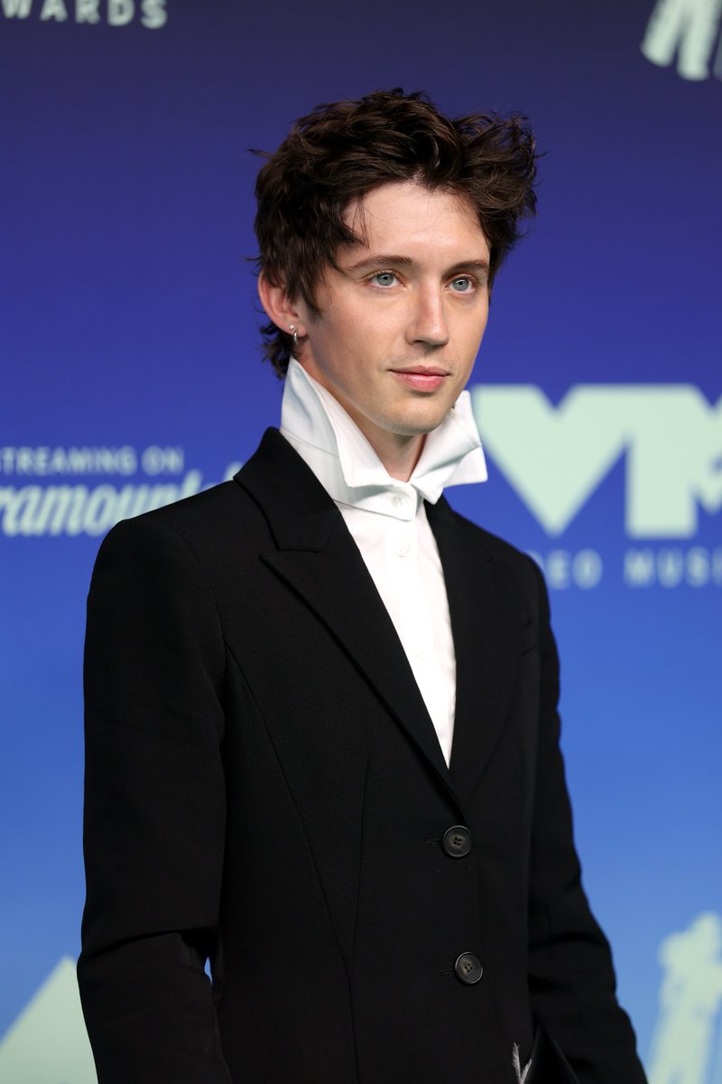 MTV's tweet photo. .@troyesivan just arrived, so it's a party at the #VMAs 🎉🎉🎉 https://t.co/sEDmtU31gU