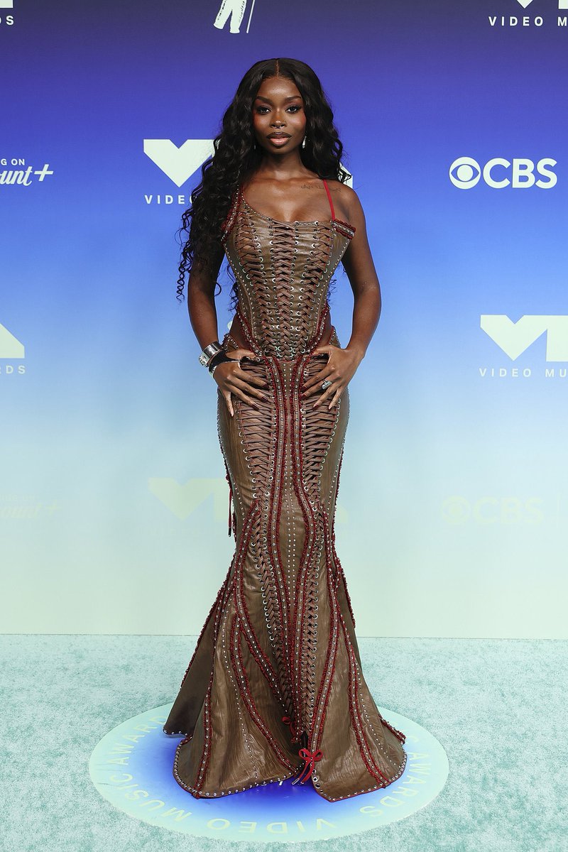 WelingtonOnAir's tweet photo. #Olandria at the #VMAs 🔥🔥🔥🔥 https://t.co/KxcvqkSuHY