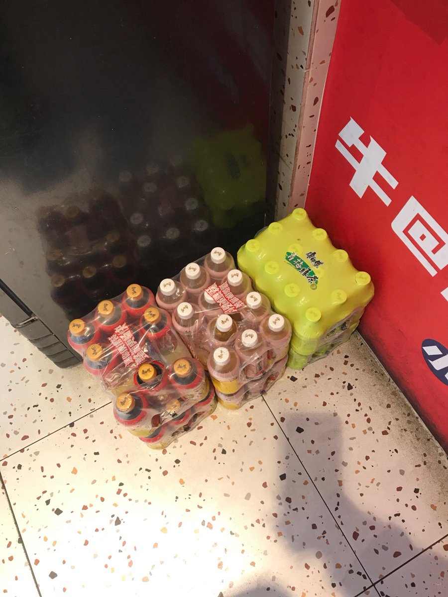 Treble4v's tweet photo. Ofertas especiales hoy en la tienda! Agua embotellada, snacks y yogures a mitad de precio, ven a abastecerte antes de que se agoten. https://t.co/7KDI9wTPmH