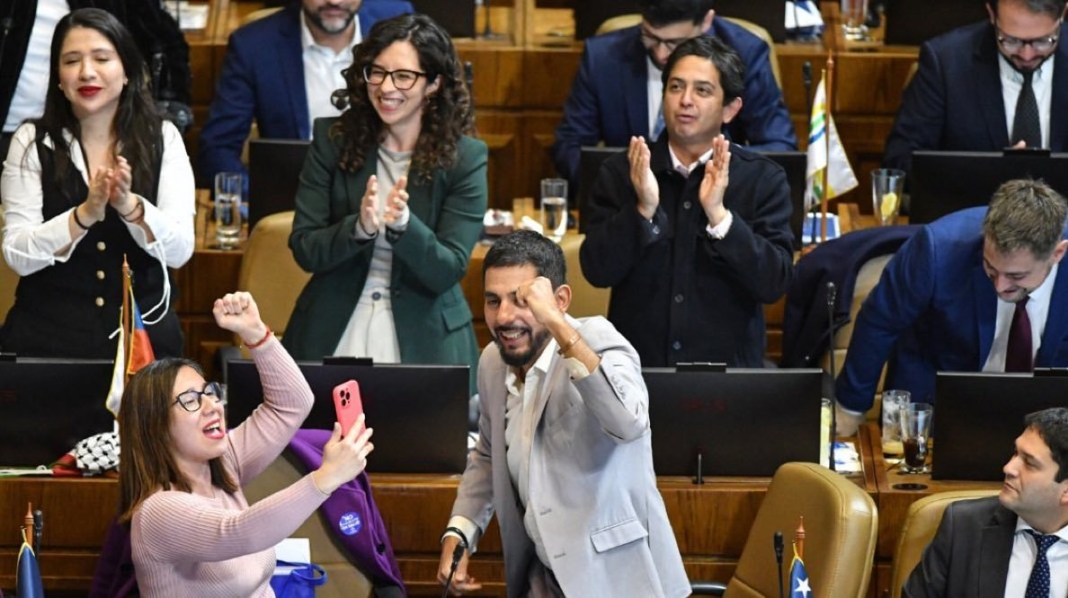 WillowTNA66's tweet photo. Un Carabinero en estos momentos esta peleando su vida porque un veneco ilegal le disparó

Miren estas caras, ellos votaron en contra de expulsarlos del pais (Santana y Tello notables) https://t.co/KJPKH8zNyc