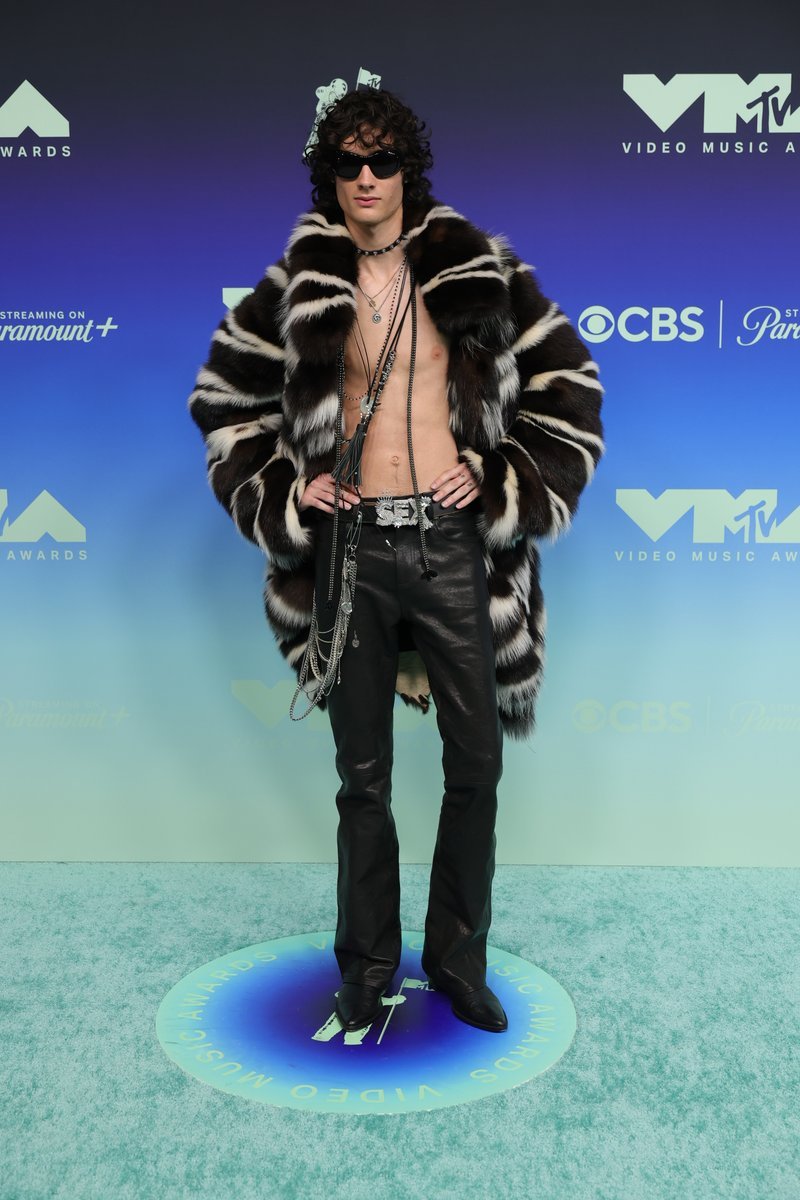 sboficial's tweet photo. sombr no blue carpet do #VMAs. https://t.co/4wCHzRY32m