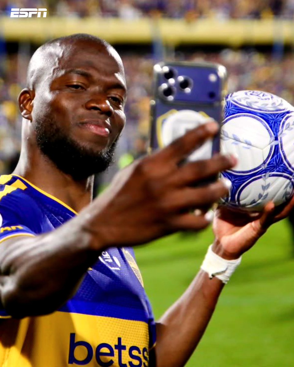 ESPNEcuador's tweet photo. ⚽️⚽️⚽️ ¡LA PELOTA TIENE DUEÑO!

🇪🇨 Enner Valencia se llevó el balón del partido, después de su hat-trick para la victoria 3-2 de Boca Juniors ante Racing.

🔥 El ecuatoriano sumó el séptimo triplete de su carrera, que los consiguió con Emelec, Pachuca, Tigres, Fenerbahce y Boca.

📸 @Copa_Argentina