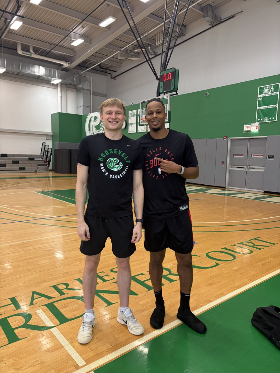 907griff's tweet photo. You never know who’s gonna walk into the Goodman Center! @RULakersMBB https://t.co/cjP2Hx5VaW