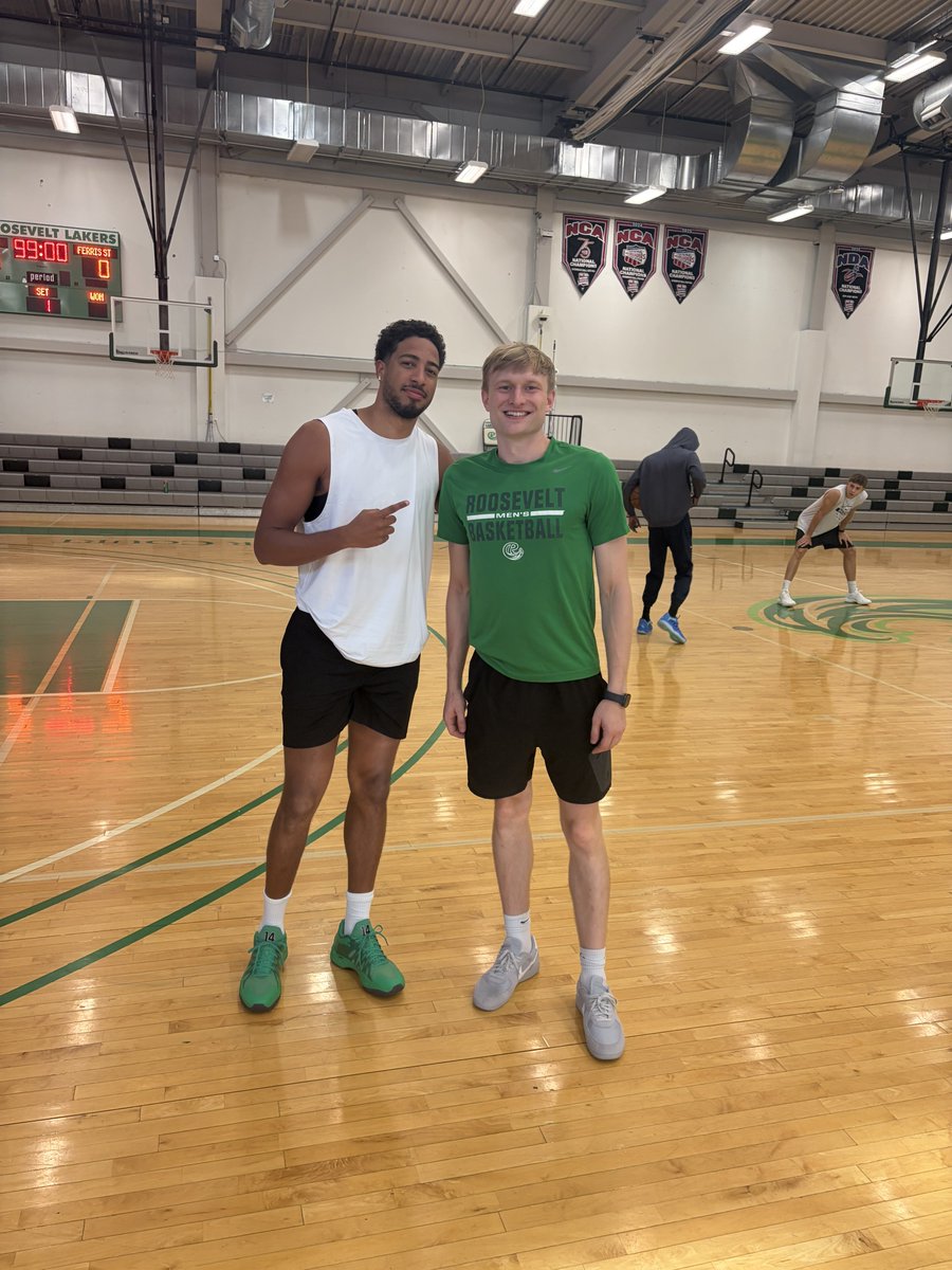907griff's tweet photo. You never know who’s gonna walk into the Goodman Center! @RULakersMBB https://t.co/cjP2Hx5VaW
