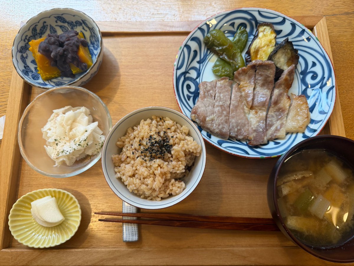 karasuyamadc's tweet photo. 先日は調布にある「クッキングハウス」へ☺️
やさしい味のお食事を美味しくいただきました。その後は見学会。
それぞれのペースを大切にしながら働き、過ごせる場づくりがとても印象的でした。

今週も雨スタートですが、１週間よろしくお願いします✨

#クッキングハウス  #精神科デイケア #リカバリー https://t.co/mpYss9fXbY