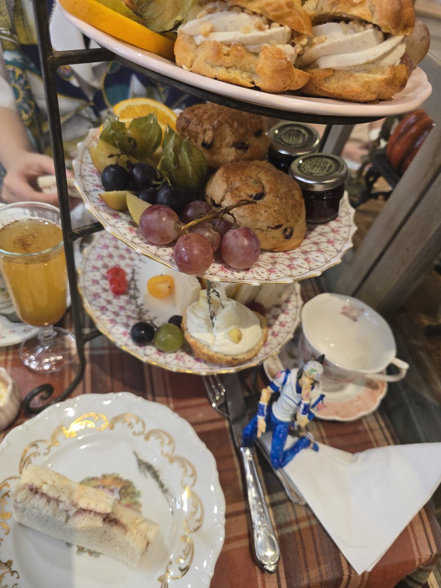 slwdncr's tweet photo. joni tea time https://t.co/hb7GSicoZn