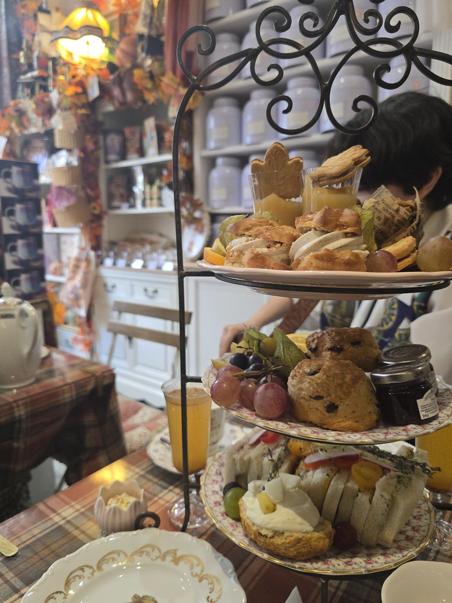 slwdncr's tweet photo. joni tea time https://t.co/hb7GSicoZn