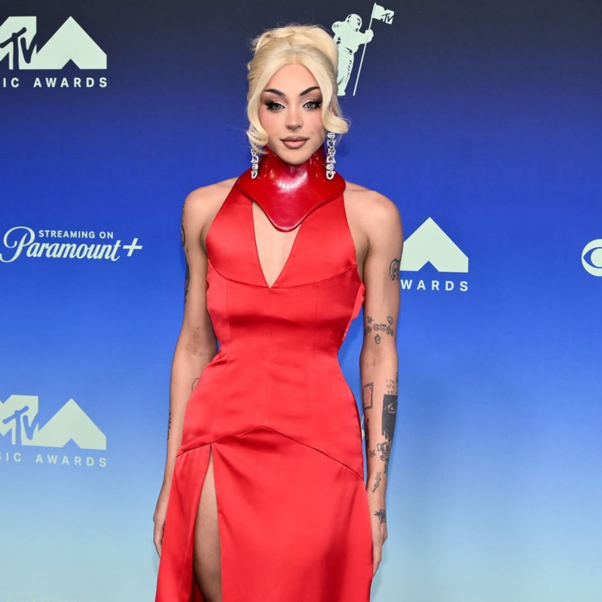updatecharts's tweet photo. AS DAMAS DE VERMELHO. #VMAs https://t.co/9a2HxGF5VP