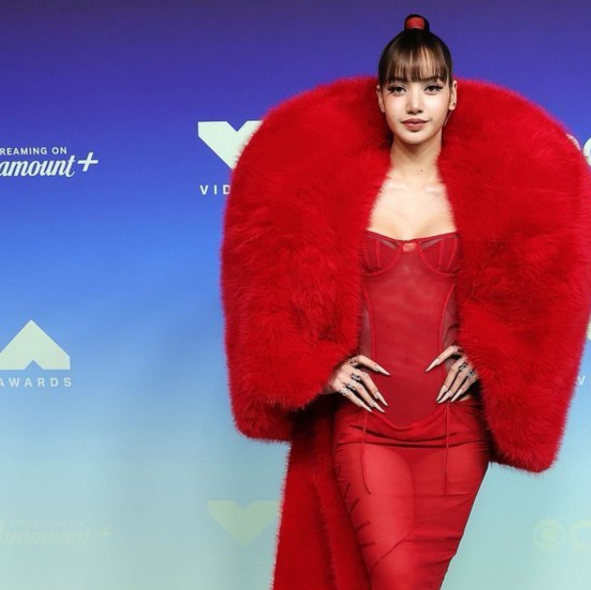 updatecharts's tweet photo. AS DAMAS DE VERMELHO. #VMAs https://t.co/9a2HxGF5VP